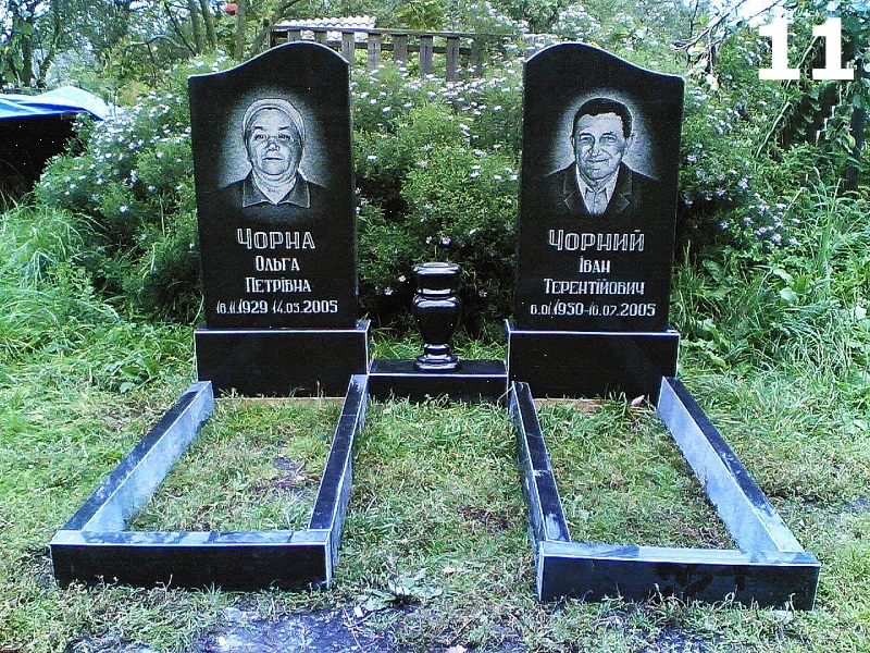 Памятник с двумя цветниками фото